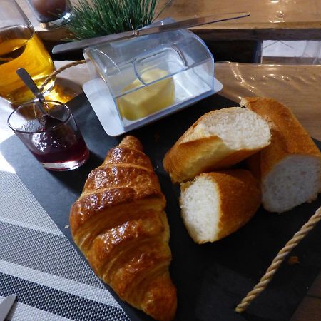 Montbizot Les Petites Brosses Bed & Breakfast エクステリア 写真