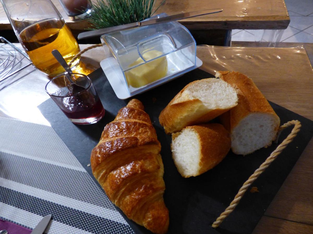 Montbizot Les Petites Brosses Bed & Breakfast エクステリア 写真